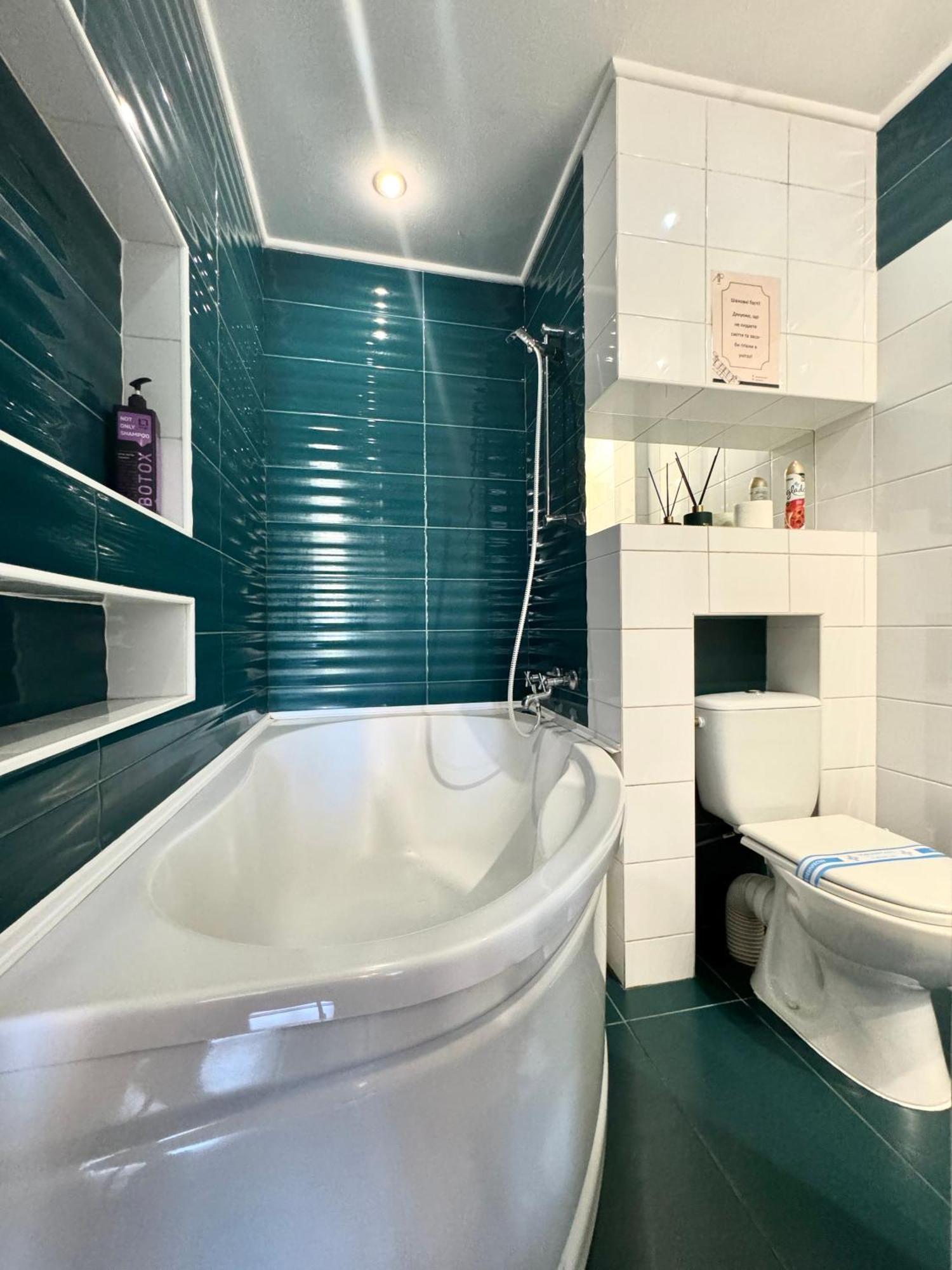 Apartpoltava, однокімнатні з кутовою ванною, біля краєзнавчого музею, арт кафе кавун